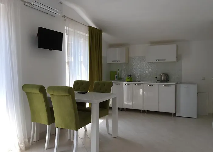 Guest House 3* 무카체베